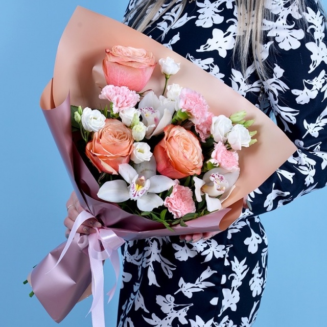 Букет из розы Кахала, Гвоздики и Лизиантуса «Спасибо!»