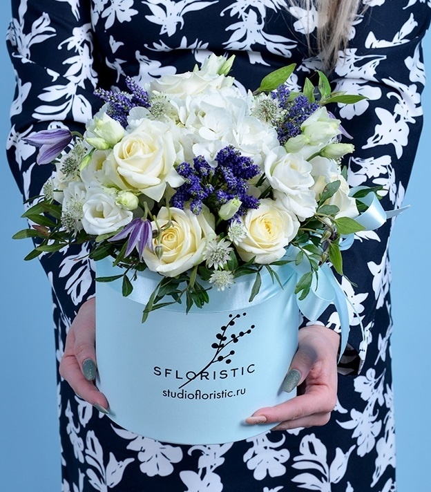 Композиция из Роз, Гортензии и Вероники в шляпной коробке «Утро в облаках»