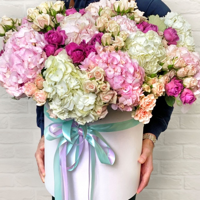 Композиция из Гортензий и Роз в шляпной коробке «Блаженство»