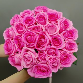 Букет из розовых роз 60 см 25 шт с конфетами Raffaello
