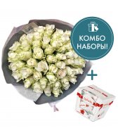 Букет из белых роз 51 шт и конфетами Raffaello