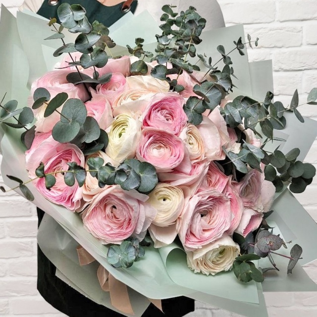Букет из Ранункулюсов с эвкалиптом «Розовая пелена»