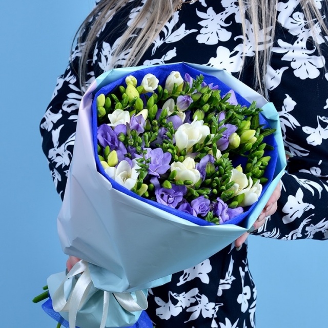 Букет из Фрезии «Лавандовые сны»