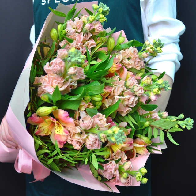 Букет из Маттиолы и Альстромерии «Нюдовое настроение»