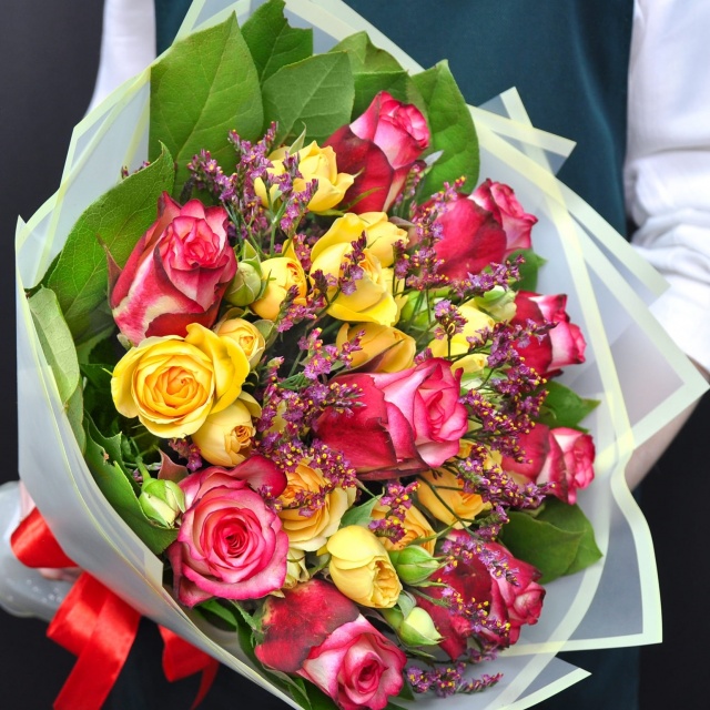 Букет из Роз и Лимониума Букет из Роз и Лимониума