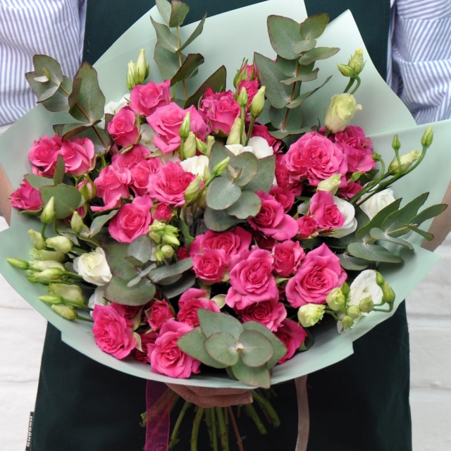 Кустовая роза Пинк и Эустома с эвкалиптом «Ягодный пунш»