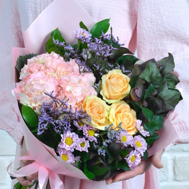 Букет из Гортензии, Лимониума и Роз Букет из Гортензии, Лимониума и Роз