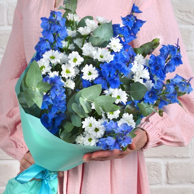 Букет из Дельфиниума и Кустовой Хризантемы «Простота совершенства»