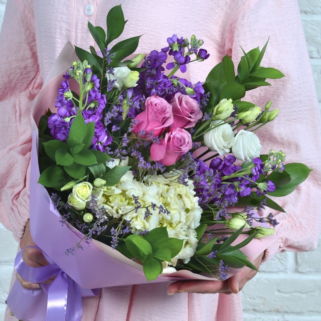 Букет из Маттиолы, Гортензии, Роз и Лизиантуса «Знакомство»