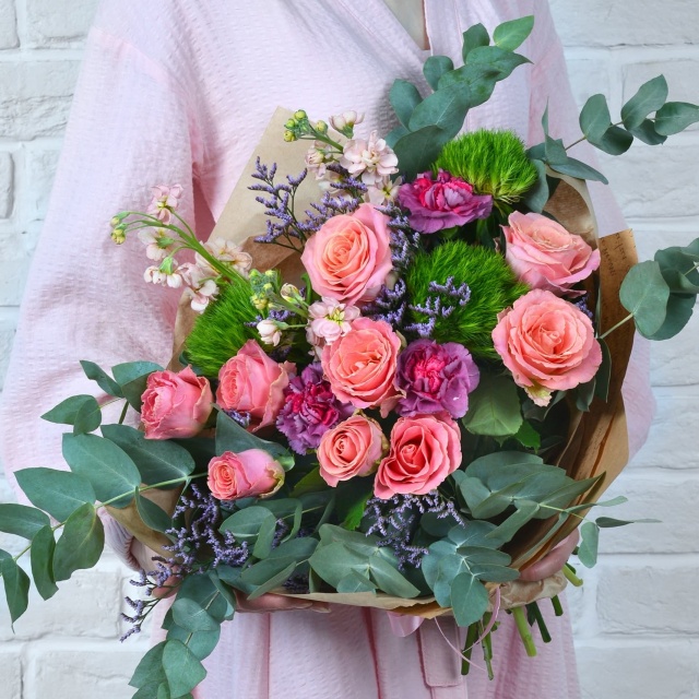 Букет из Роз и Зеленой Гвоздики Альпина