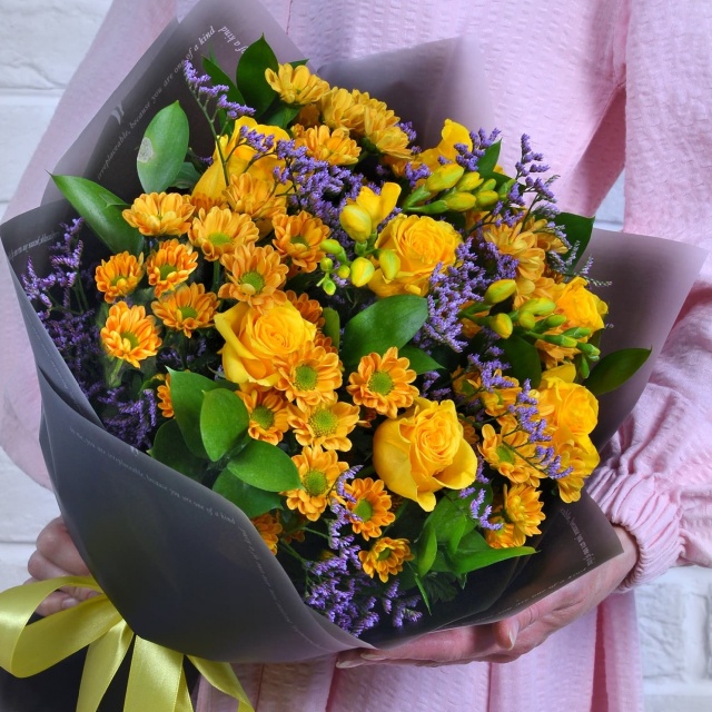 Букет из Роз, Фрезий и Хризантемы Сантини «Горчичное настроение»