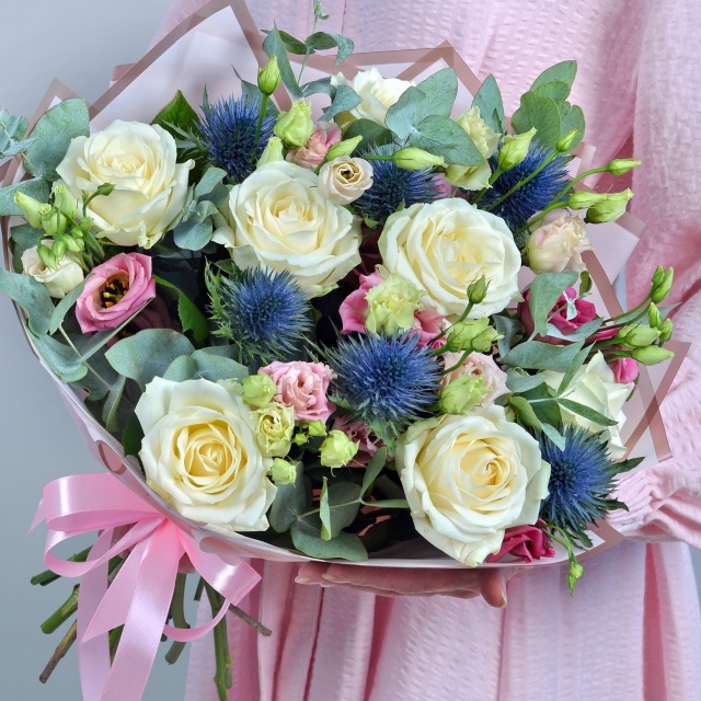 Букет из Эрингиума, Эустомы и Роз «Нежные следы от шипов»
