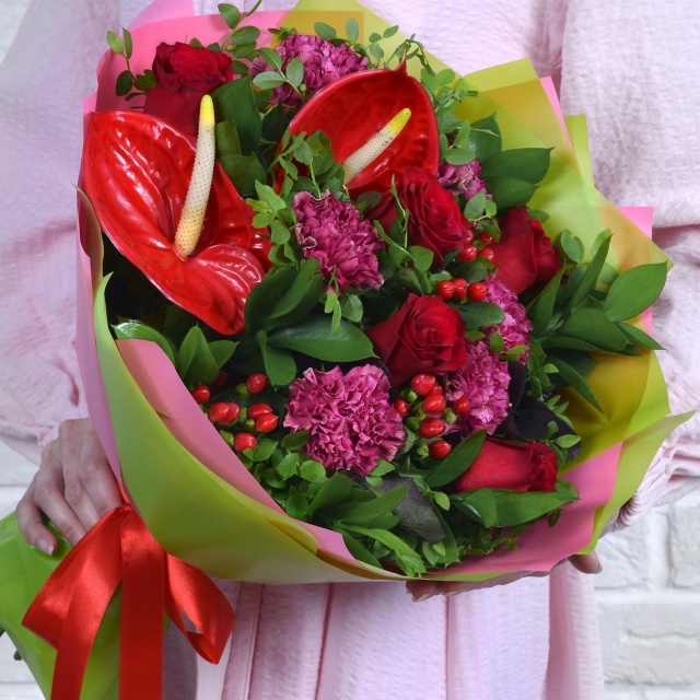 Букет с Красным Антуриумом, Гиперикумом «Доблесть»