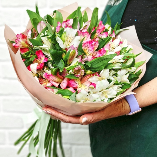 Букет из розовой и белой Альстромерии «Нежный» Букет из розовой и белой Альстромерии «Нежный»