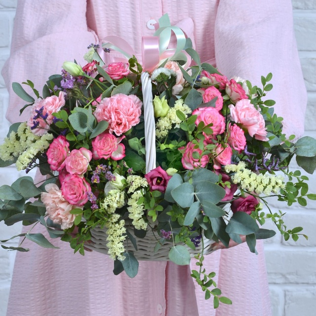 Композиция из Кустовых Роз, Диантуса и Статицы в корзине «Торжество»