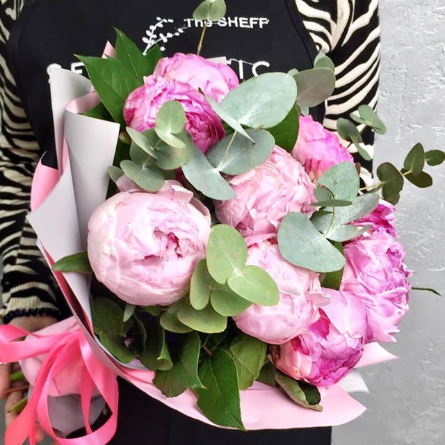 Букет из 9 розовых Пионов с Эвкалиптом «Эффект» Букет из 9 розовых Пионов с Эвкалиптом «Эффект»