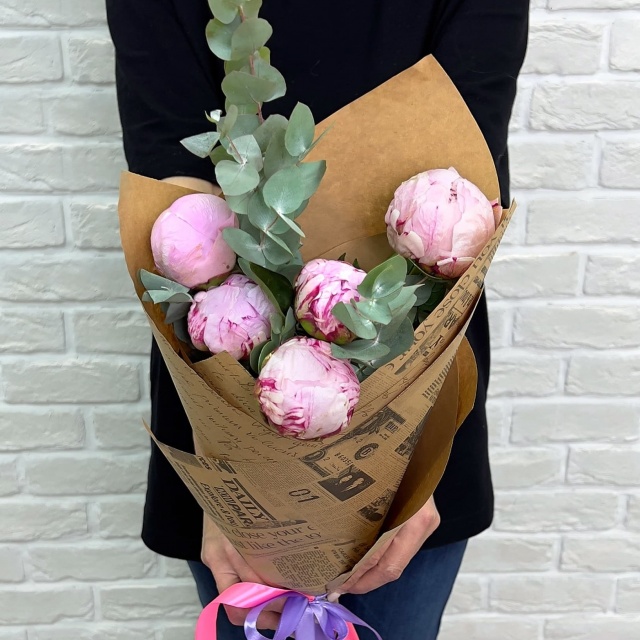 Букет из Пионов с эвкалиптом «Отголоски» Букет из Пионов с эвкалиптом «Отголоски»