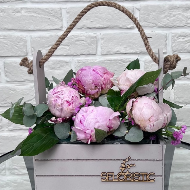 Композиция из Пионов в ящике «Маленькая тайна»