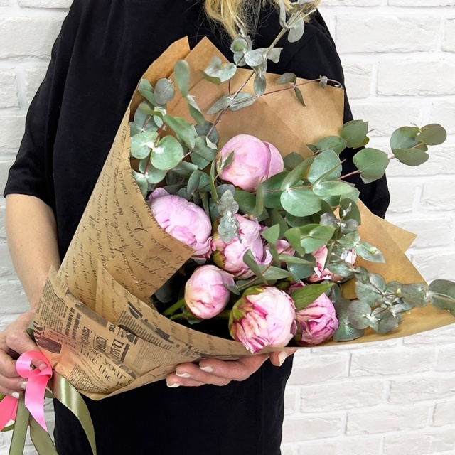 Букет из Пионов с эвкалиптом «Отголоски» (Делюкс) Букет из Пионов с эвкалиптом «Отголоски» (Делюкс)