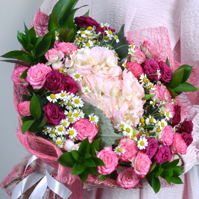 Букет из Розовой Гортензии и кустовых Роз «Райское яблочко»