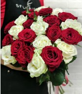 Букет из 25 роз Микс красно-белый под ленту 60 см
