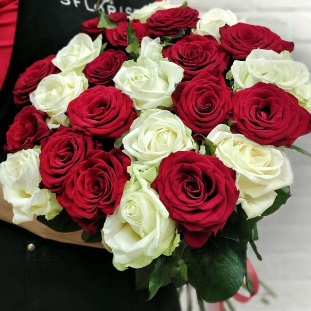 Букет из Роз «Микс красно-белый» под ленту 60 см