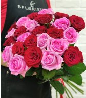 Букет из 25 роз «Микс красно-розовый» под ленту 60 см