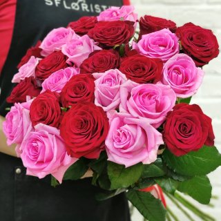 Букет из 25 роз «Микс красно-розовый» под ленту 60 см