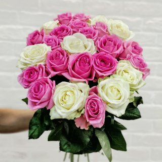 Букет из 25 роз «Микс розово-белый» под ленту 60 см