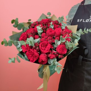 Роза Ред Пиано с Эвкалиптом в упаковке 