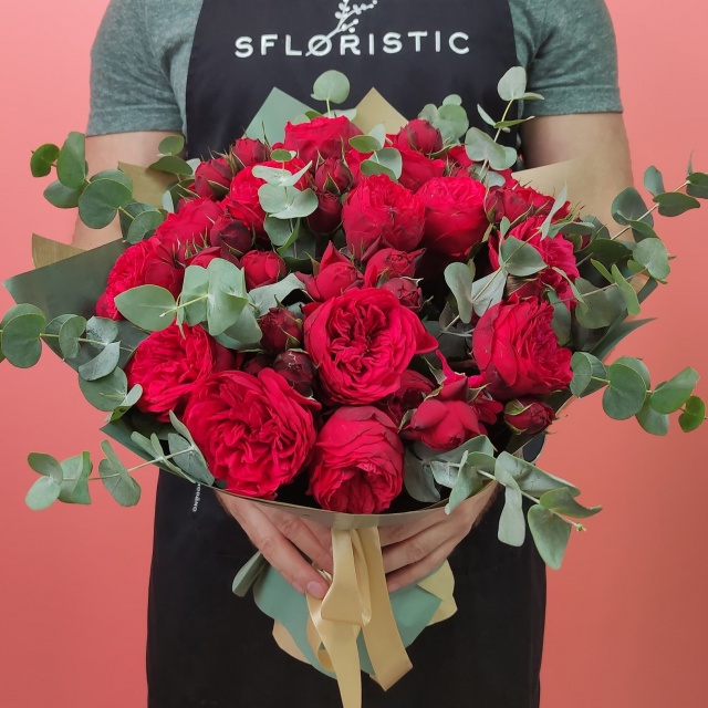 Букет из Роз Ред Пиано с Эвкалиптом «Пиано»