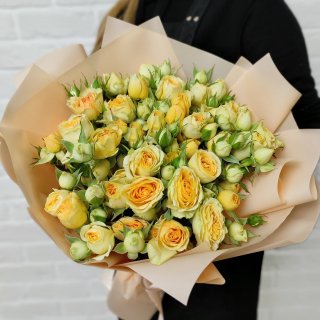 Букет из кустовых светло-желтых роз Бандолеро «Нежной»