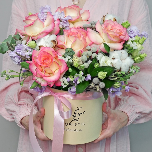 Композиция из Маттиолы и Лизиантуса в шляпной коробке «Самой нежной» Композиция из Маттиолы и Лизиантуса в шляпной коробке «Самой нежной»