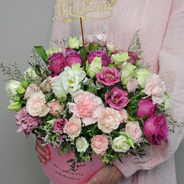 Композиция из Роз, Лизиантусов и Диантусов в шляпной коробке «Самой красивой мамочке» Композиция из Роз, Лизиантусов и Диантусов в шляпной коробке «Самой красивой мамочке»