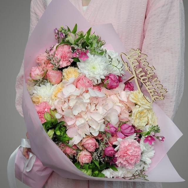 Букет из Гортензии, Альстромерии и Кустовой Розы «Ласковой»