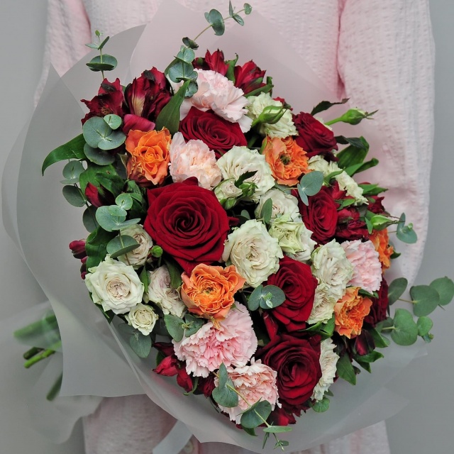 Букет из Роз и Диантуса «Роскошный»