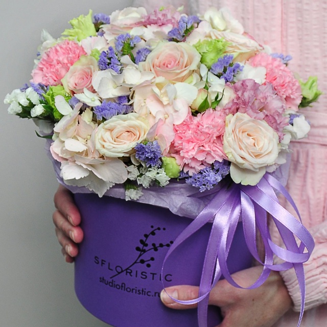 Композиция из Роз «Воздушный» в шляпной коробке