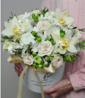 Композиция из роз и орхидей Флоренция в шляпной коробке