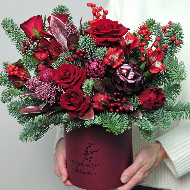 Новогодняя композиция из Нобилиса и Роз «Красное настроение»