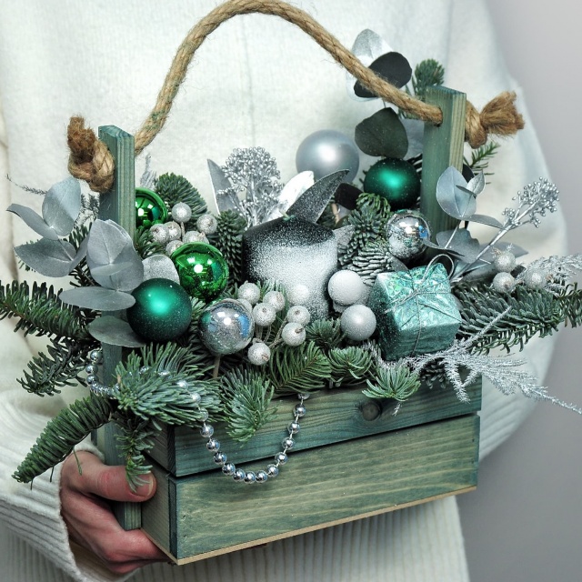 Новогодняя композиция из Нобилиса, Эвкалипта и Скиммии в ящике «Серебряная зима»