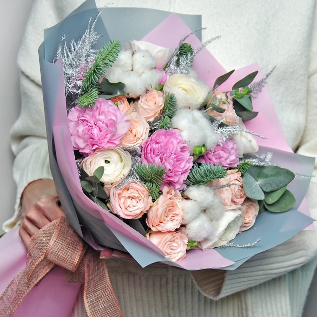 Букет Новогодний из Ранункулюса, Кустовой Розы, Гвоздики «Розовый мох»