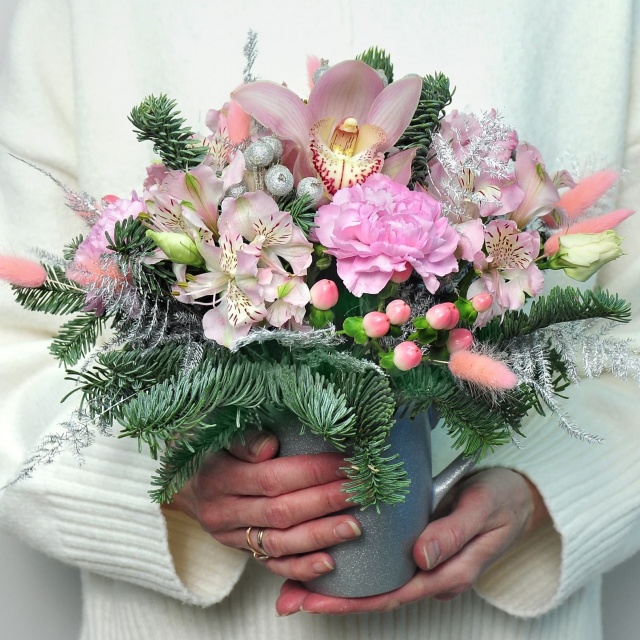 Новогодняя композиция из Нобилиса, Орхидей и Альстромерий в кружке «Розовый рассвет»