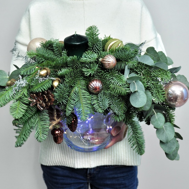 Интерьерная новогодняя композиция из Эвкалипта и Нобилиса «Вечер в лесу»