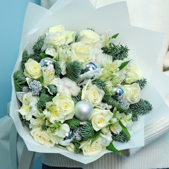 Букет Новогодний из Розы, Альстромерии и Хлопка «Зимнее утро»