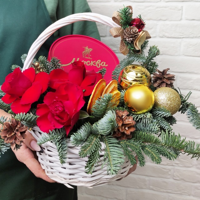 Новогодняя композиция в корзине Новогодняя композиция в корзине