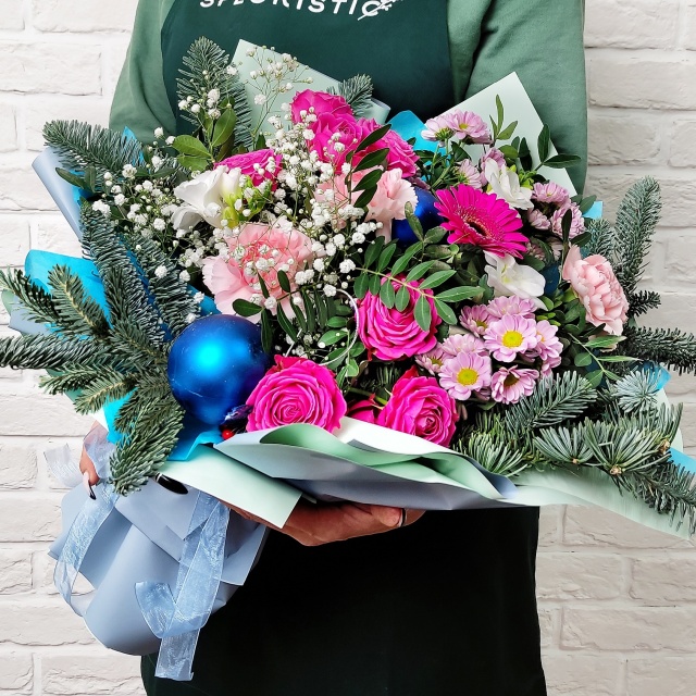 Букет Новогодний из Розы, Фрезии и Хризантемы «Сочельник»