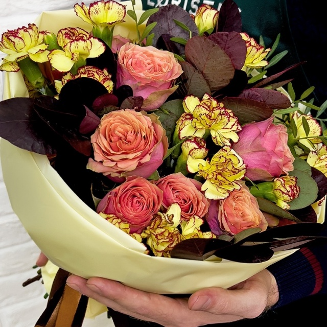 Букет из Розы Вайд Лук, Гвоздики с контуром и базиликом «Базилик»