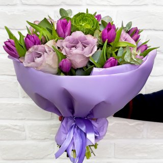 Букет из Розы Монин Дью, Фиолетовых Тюльпанов и Брасики «Лилу»