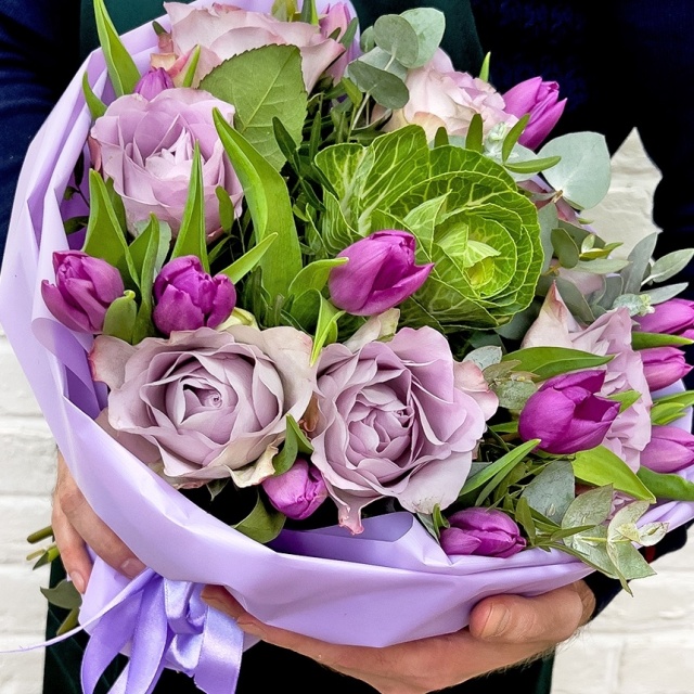 Букет из Розы Монин Дью, Фиолетовых Тюльпанов и Брассики «Лилу»