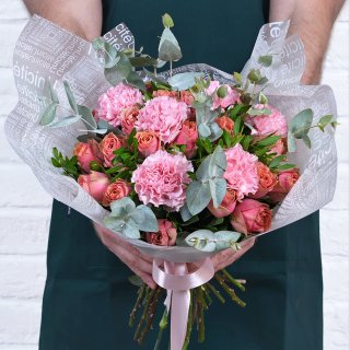 Букет из Розовой Гвоздики и Розы с эвкалиптом «Гламурной»